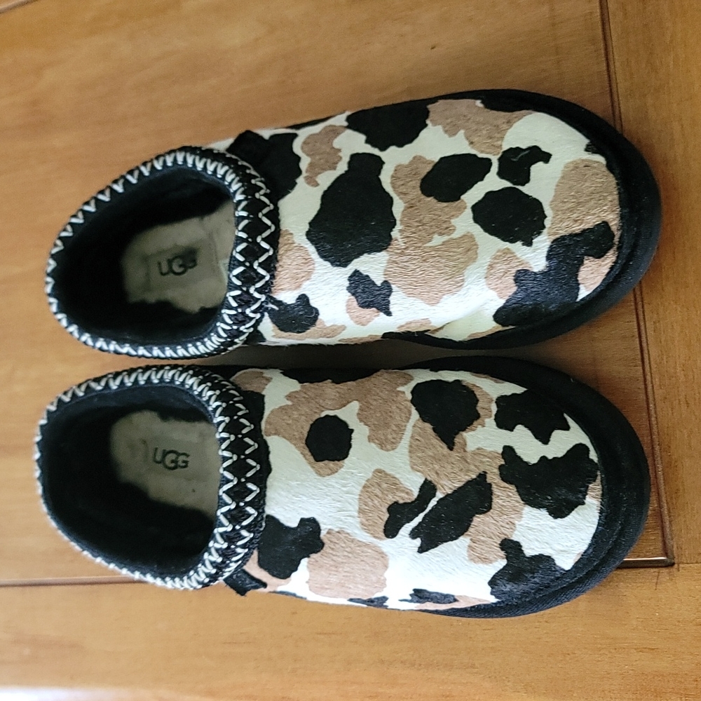 Mens vCow print slippers. Size 9.